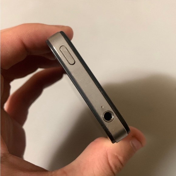 Apple iPhone 4S 16GB in Black for Unlocked - Picture 4 of 10